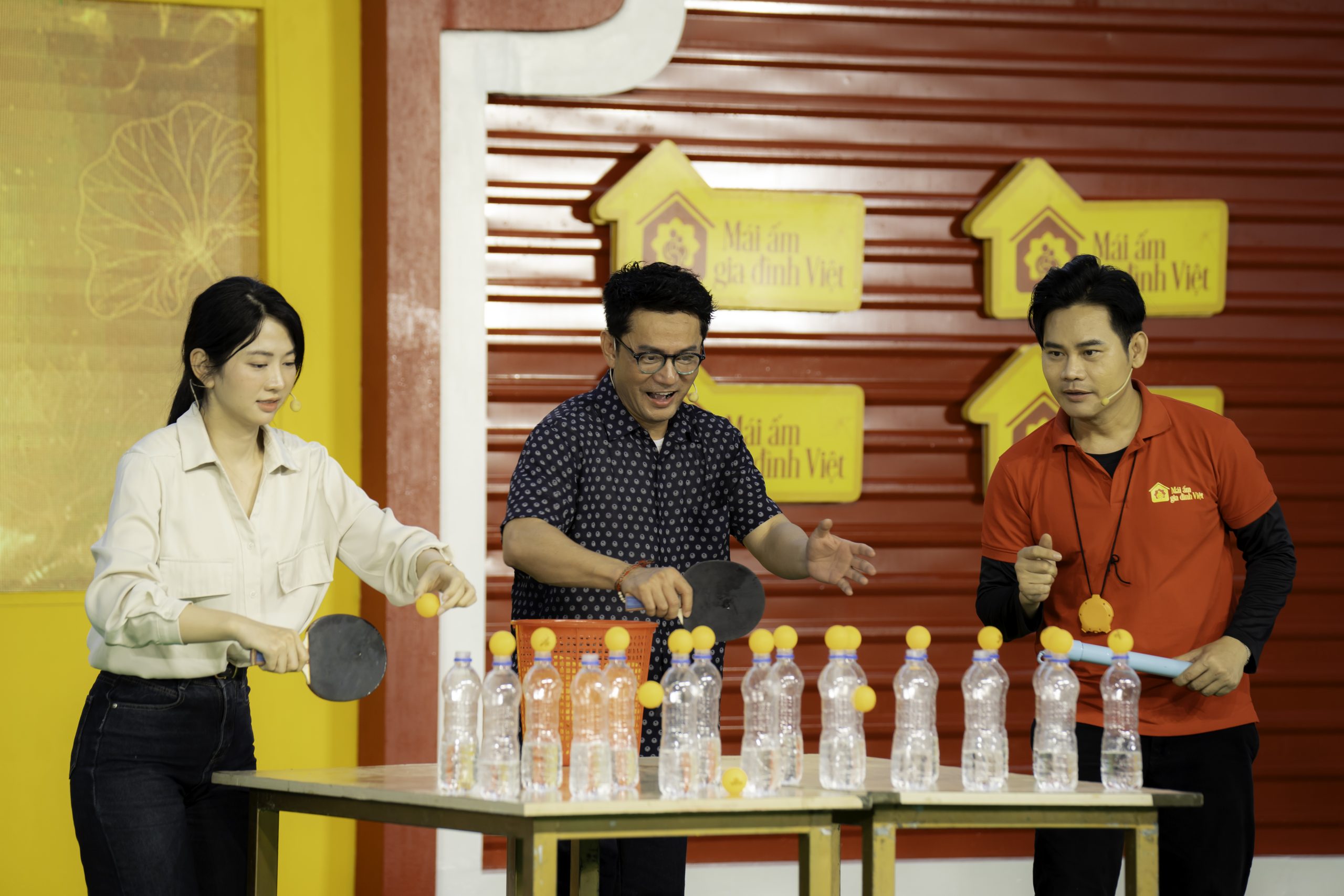 Diễn viên Trương Minh Cường và Lê Bống góp sức trong những thử thách, cổ vũ tinh thần cho các em nhỏ.