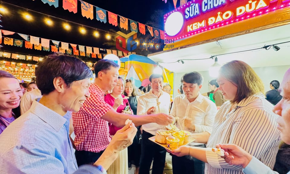Các đại biểu thưởng thức các món ăn đường phố tại Chợ đêm Sonasea Vân Đồn.