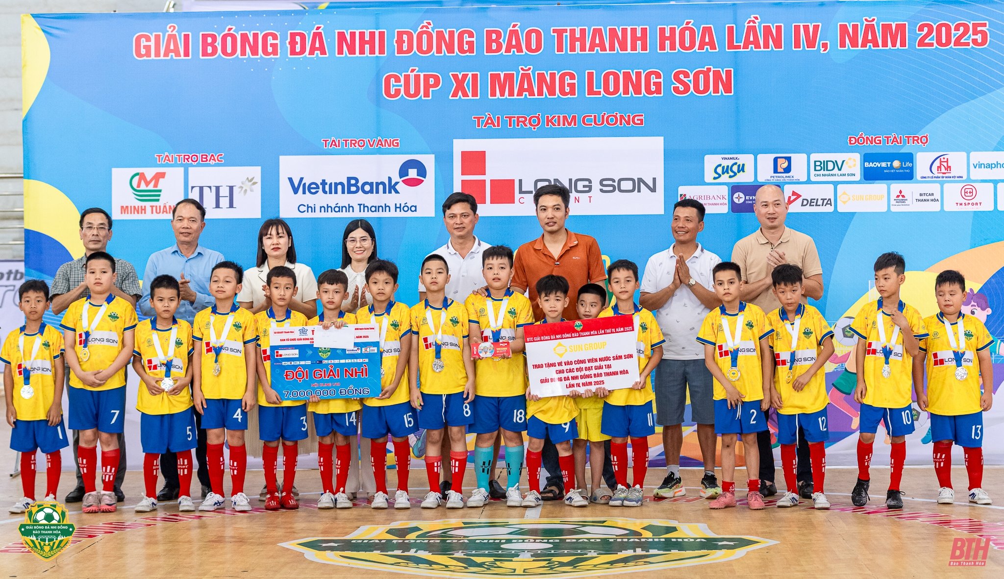 Rostros destacados homenajeados en el IV Torneo de Fútbol Infantil del Periódico Thanh Hoa 2025 - Copa de Cemento Long Son