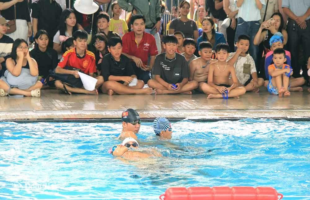 4. Ngoài tổ chức giải bơi thiếu nhi, Nhà thiếu nhi Đồng Nai còn tổ chức hướng dẫn cho thiếu nhi và phụ huynh về kỹ năng bơi an toàn và kỹ năng cứu đuối.