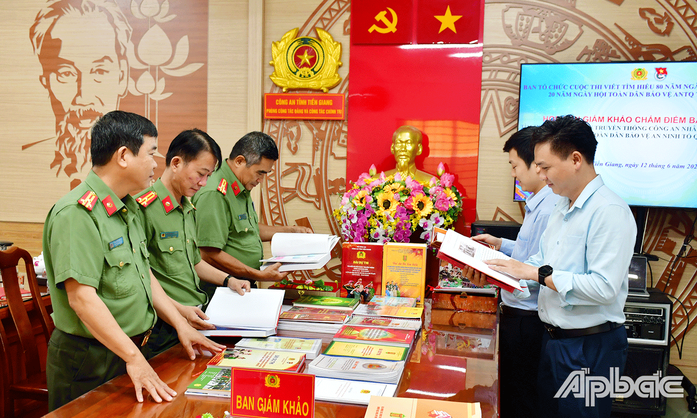 The Jury of the Tien Giang Provincial Writing Contest organized the final round.
