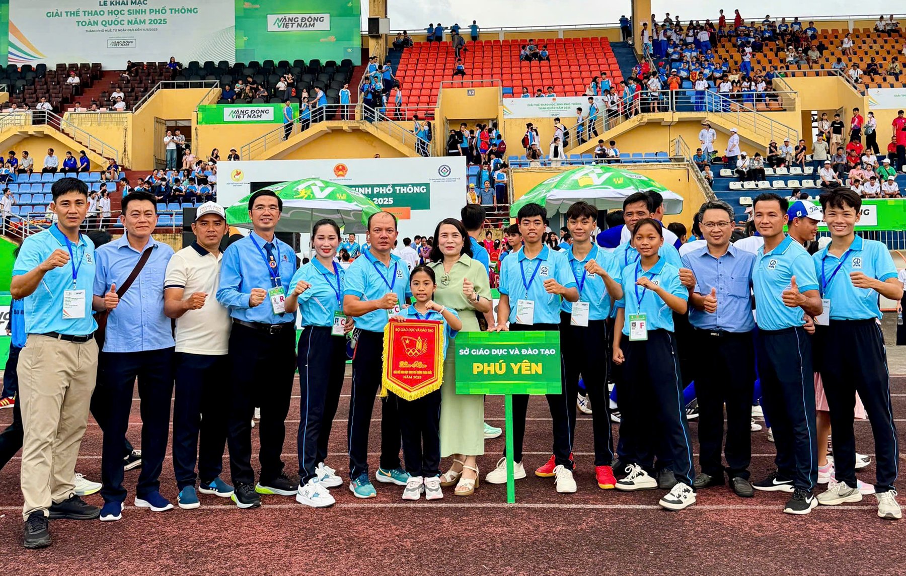 Đoàn thể thao học sinh Phú Yên chụp ảnh lưu niệm sau khi nhận huy chương tại giải. Ảnh: CTV