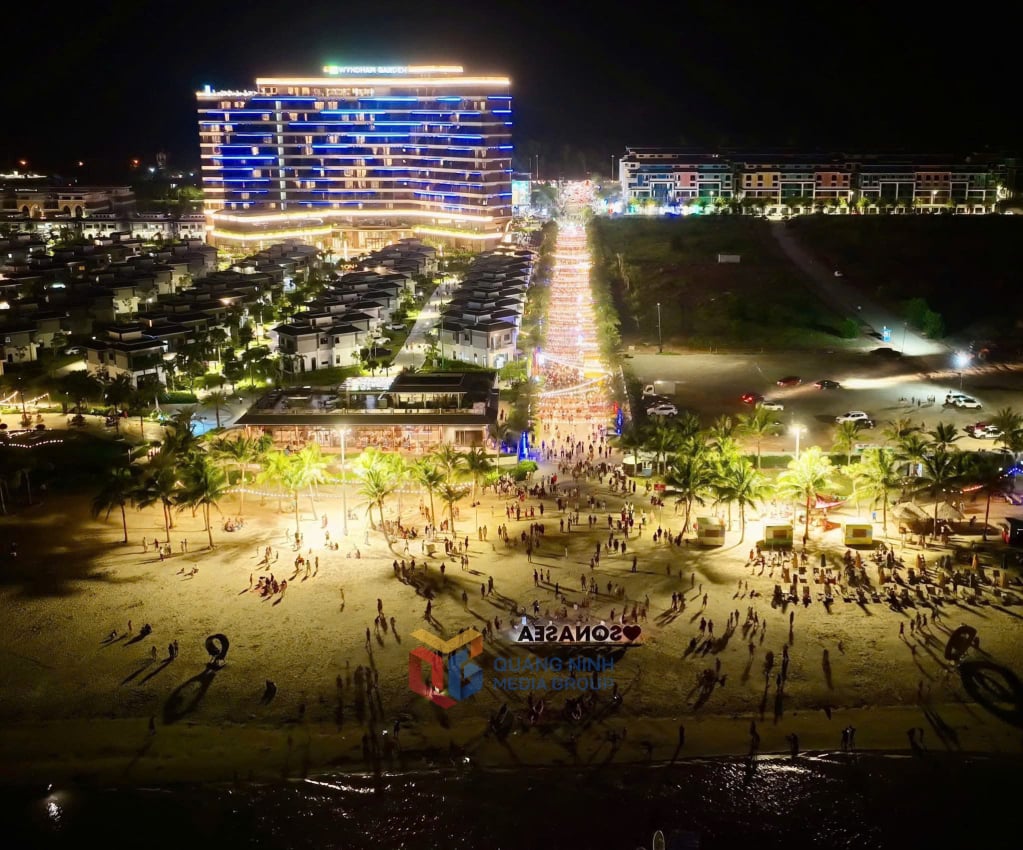 Khu vực Chợ đêm Sonasea Vân Đồn nằm trong khuôn viên Khách sạn Wyndham Garden Sonasea Vân Đồn của Tập đoàn CEO tại xã Hạ Long.