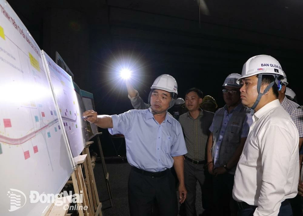 Phó chủ tịch UBND tỉnh Hồ Văn Hà kiểm tra việc thi công 3 ca, 4 kíp tại Dự án đường Vành đai 3 - Thành phố Hồ Chí Minh đoạn qua địa bàn tỉnh vào đầu tháng 5-2025. Ảnh: Phạm Tùng