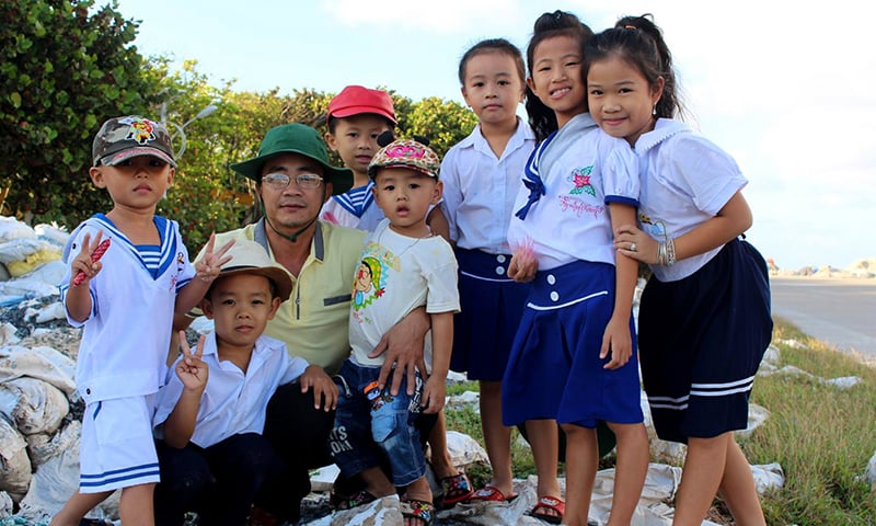 Chụp ảnh cùng các cháu thiếu niên trong chuyến công tác tại Quần đảo Trường Sa, năm 2015.