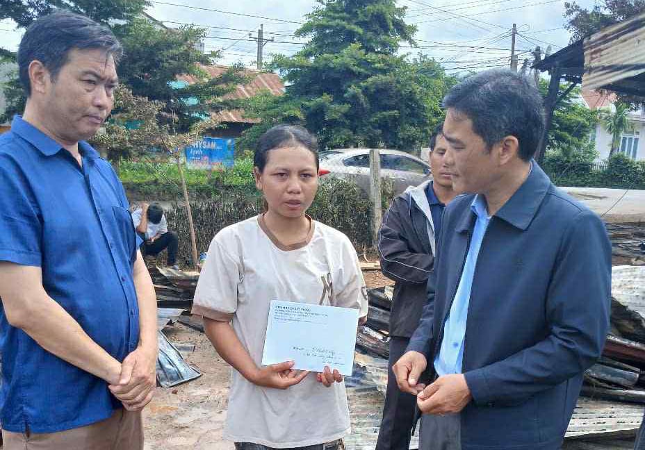 Ông Võ Hữu Xuân - Phó Chủ tịch UBND huyện Đức Trọng, trao quà hỗ trợ gia định bị nạn