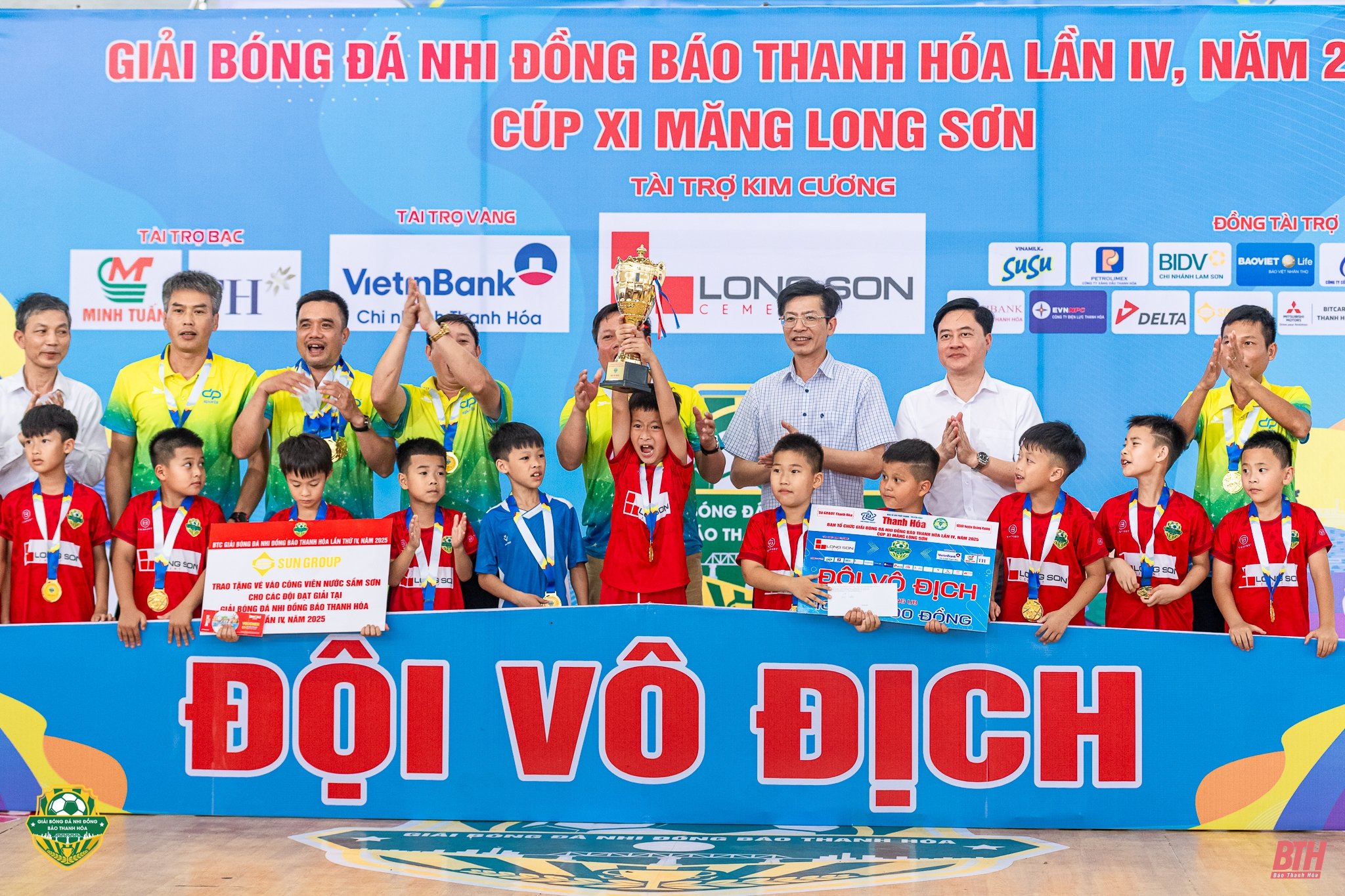Rostros destacados homenajeados en el IV Torneo de Fútbol Infantil del Periódico Thanh Hoa 2025 - Copa de Cemento Long Son