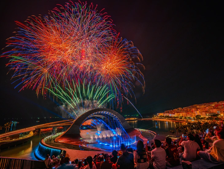 Du lịch ba miền rực rỡ pháo hoa, tưng bừng lễ hội - Ảnh 5.