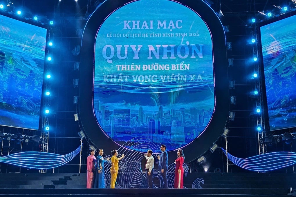 Du khách “cháy” hết mình trong đêm khai mạc Lễ hội du lịch hè Bình Định - 1