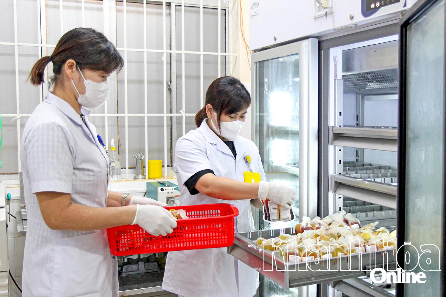 Lưu trữ máu, chế phẩm máu ở các tủ chuyên dụng.
