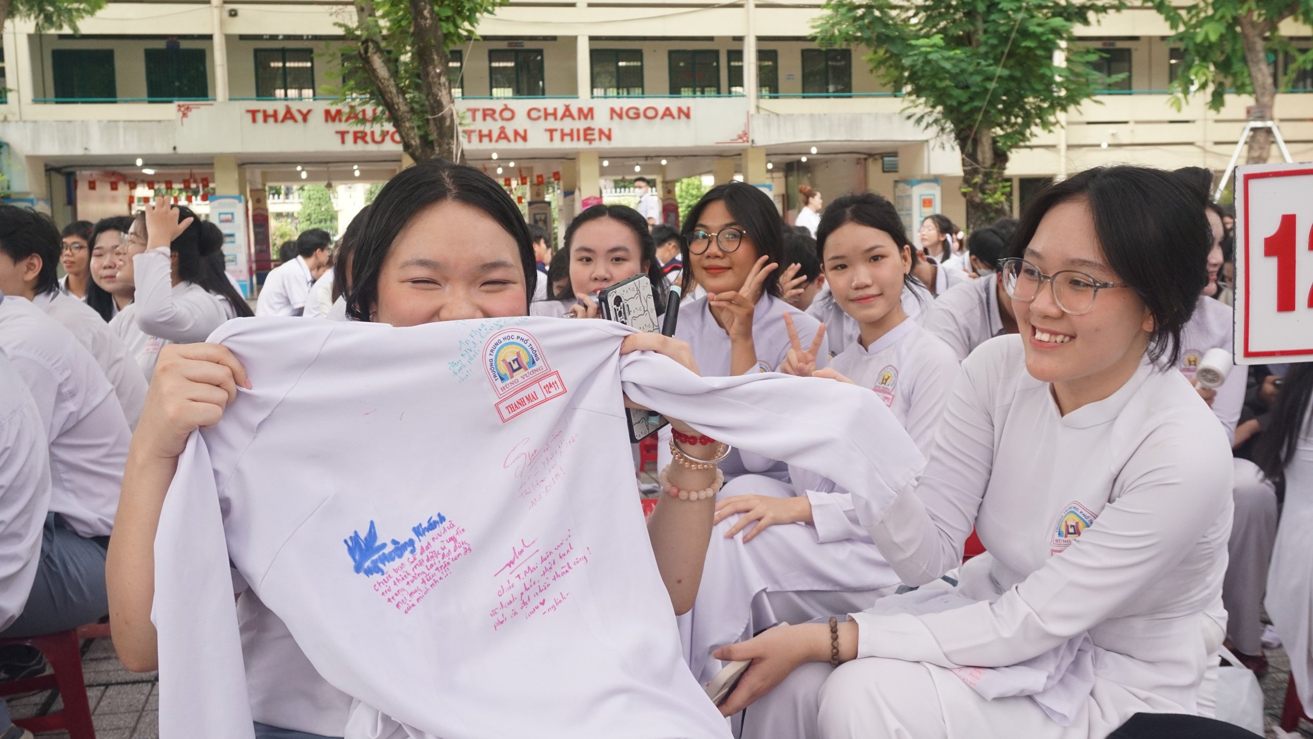 Hiệu trưởng gửi lời chia tay học sinh trước khi rời "Trạm thanh xuân" - Ảnh 3.