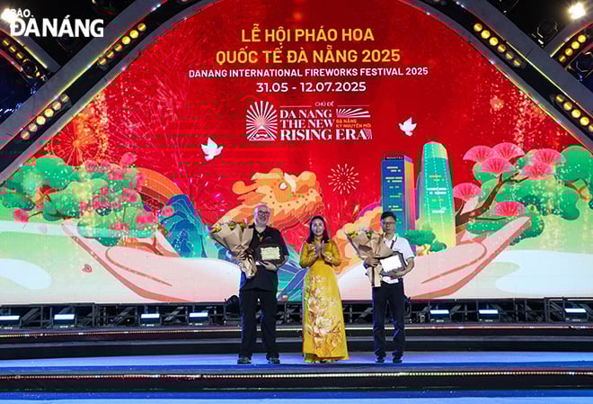 អនុប្រធានគណៈកម្មាធិការប្រជាជនទីក្រុង Nguyen Thi Anh Thi បានប្រគល់មេដាយរំលឹកដល់ក្រុមទាំងពីរ។