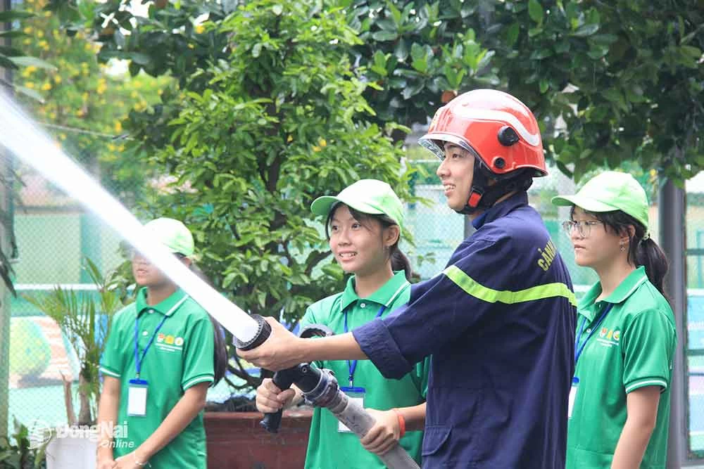 3. Bên cạnh tìm hiểu kiến thức, kỹ năng liên quan đến phòng cháy, chữa cháy, các em thiếu nhi tham gia Chương trình Em làm chiến sĩ công an còn được trải nghiệm chữa cháy.