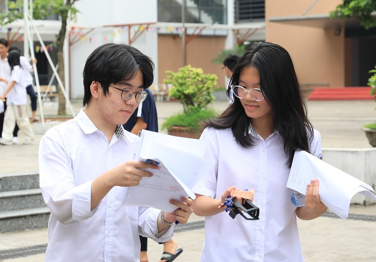 Thí sinh cần chuẩn bị đầy đủ giấy tờ trước kỳ thi vào lớp 10. Ảnh: Phạm Thảo