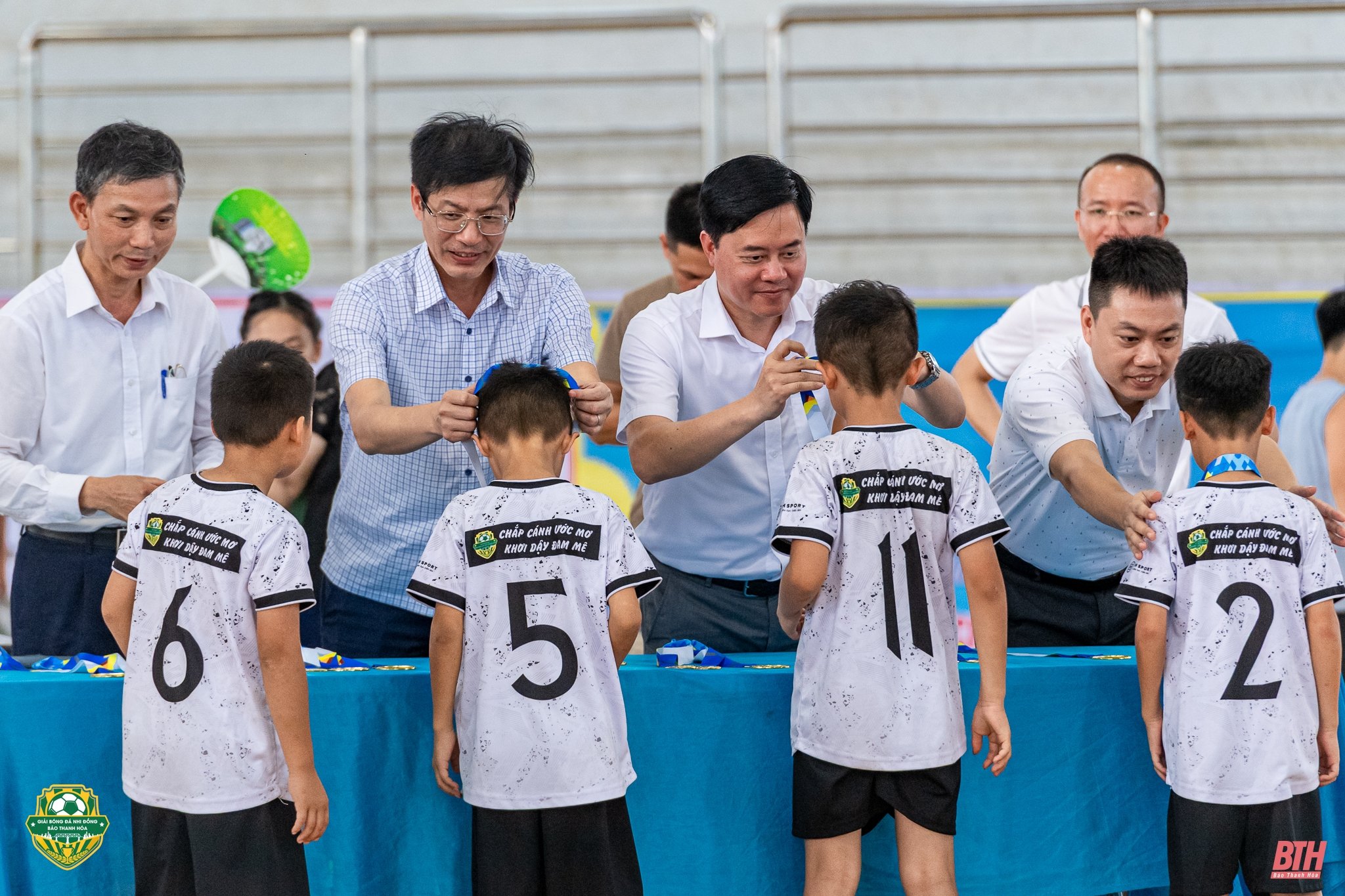Rostros destacados homenajeados en el IV Torneo de Fútbol Infantil del Periódico Thanh Hoa 2025 - Copa de Cemento Long Son