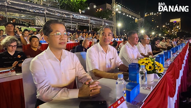 សមាជិកគណៈកម្មាធិការមជ្ឈិមបក្ស លេខាគណៈកម្មាធិការបក្សទីក្រុង ប្រធានគណៈប្រតិភូរដ្ឋសភាទីក្រុង Da Nang លោក Nguyen Van Quang; ប្រធានគណៈកម្មាធិការប្រជាជនទីក្រុង Le Trung Chinh; ប្រធានគណៈកម្មាធិការមជ្ឈិមរណសិរ្សមាតុភូមិវៀតណាម លោក Le Van Trung បានអញ្ជើញចូលរួមកម្មវិធីប្រកួតលើកទី៣ នៃ DIFF 2025។