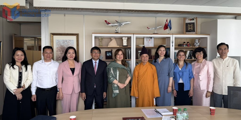 คณะผู้แทนถ่ายภาพที่ระลึกร่วมกับเอกอัครราชทูตตุรกี