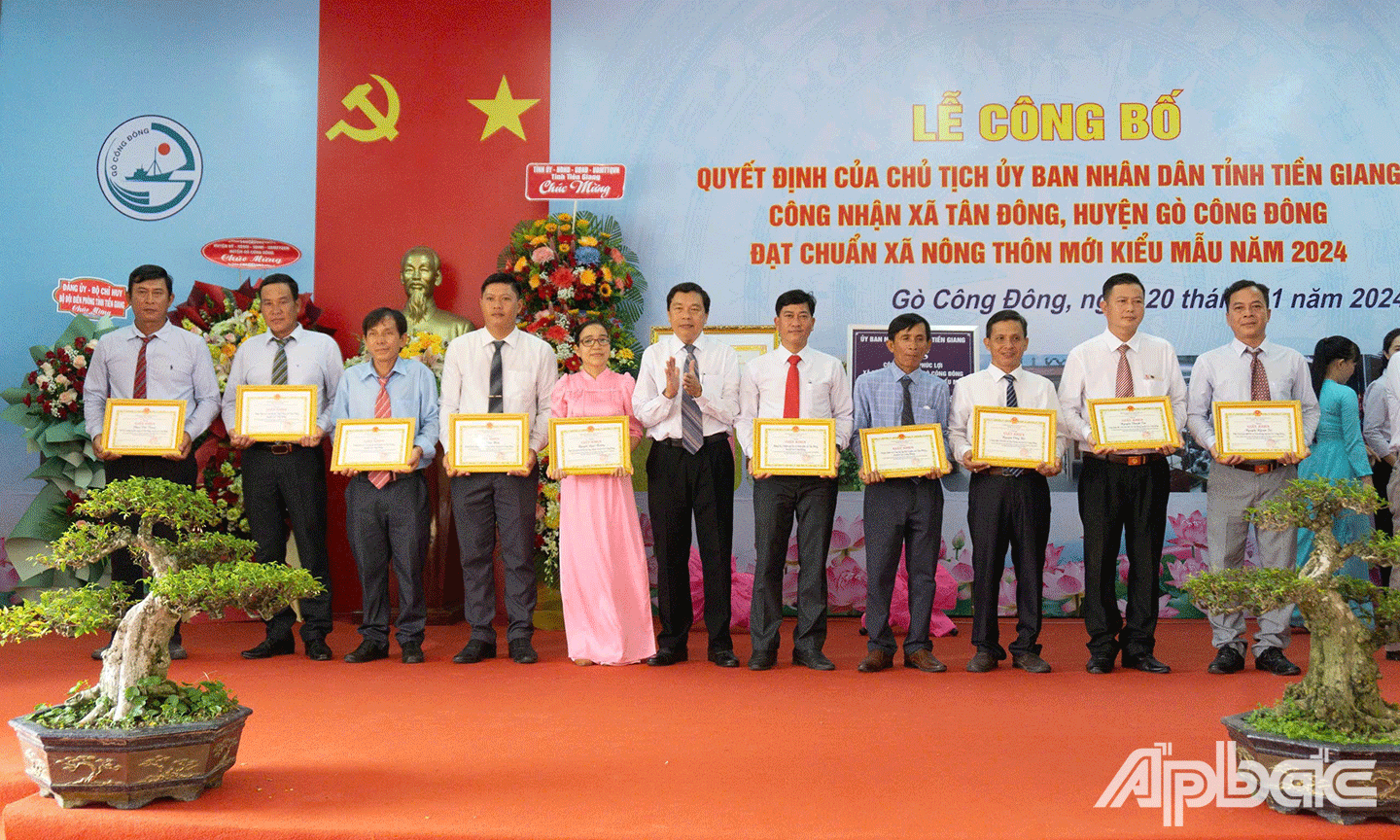 ĐC LÊ VĂN SƠN, CHỦ TỊCH UBND HUYỆN TRAO GIẤY KHEN CHO TẬP THỂ VÀ CÁ NHÂN TRONG BUỔI LỄ CÔNG BỐ XÃ  TÂN ĐÔNG ĐẠT CHUẨN XÃ NÔNG THÔN MỚI KIỂU MẪU