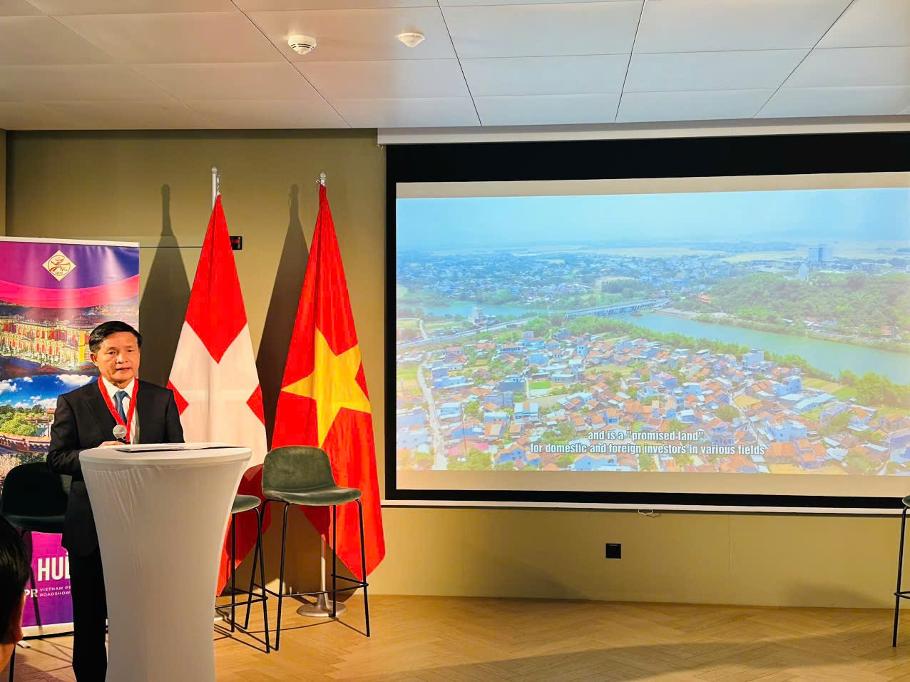 Phó Chủ tịch Thường trực UBND tỉnh Lê Tấn Hổ phát biểu tại buổi Tọa đàm “Đối tác Toàn diện Việt Nam - Thụy Sỹ về tiềm năng hợp tác giữa các địa phương của Việt Nam với Thụy Sỹ”