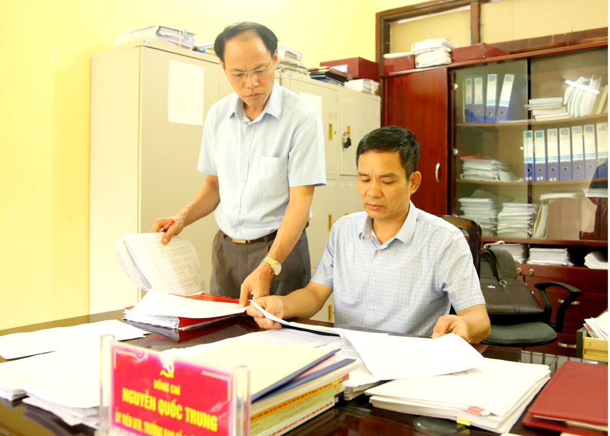 Lãnh đạo Ban Tổ chức Huyện ủy và Phòng Nội vụ Yên Minh trao đổi phương án sắp xếp cán bộ.
