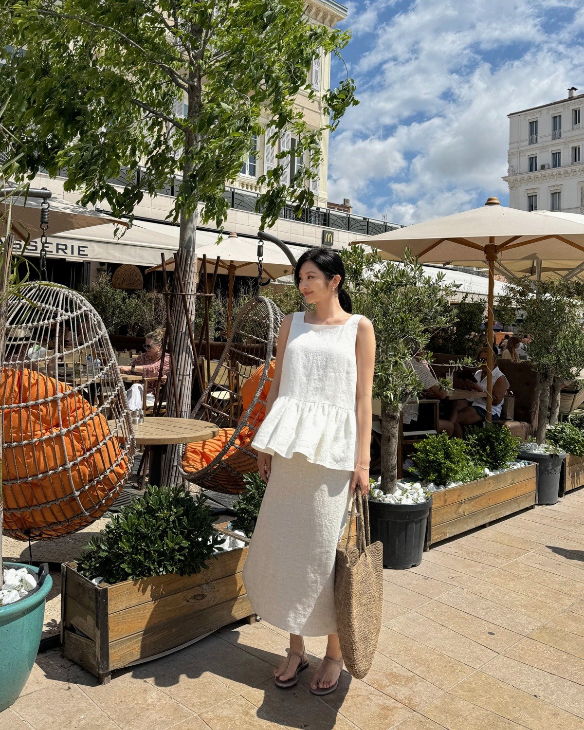 Chân váy dài phối với 5 mẫu áo hè này là chuẩn nhất, giúp nàng mặc đẹp mọi hoàn cảnh- Ảnh 10.