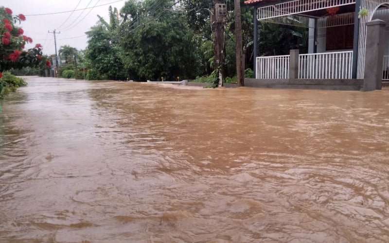 Mưa lũ bất thường làm sập cầu, hàng trăm nhà dân bị ngập sâu, sạt lở -0