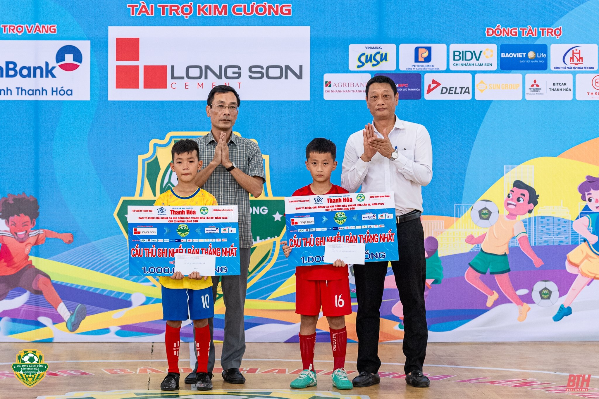 Rostros destacados homenajeados en el IV Torneo de Fútbol Infantil del Periódico Thanh Hoa 2025 - Copa de Cemento Long Son