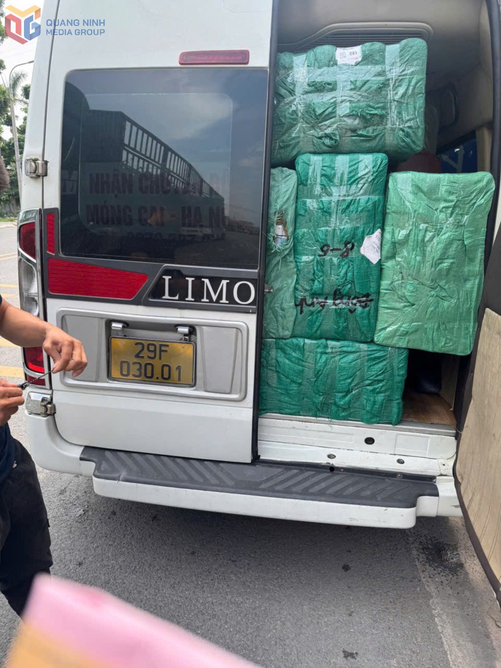 360 hộp thức phẩm chức năng và 60 kg cây dược liệu không rõ nguồn gốc xuất xử được lái xe ngụy trang chở trên xe khách.