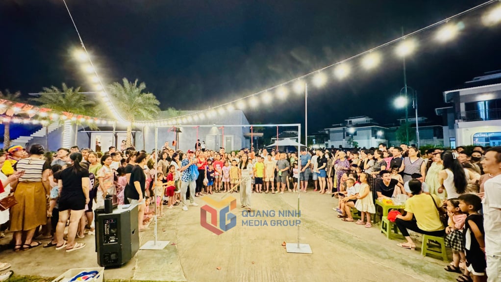 Trò chơi dân gian đập niêu tại Chợ đêm Sonasea Vân Đồn thu hút đông đảo các cháu thiếu nhi tham gia.