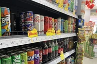ハノイのスーパーマーケットで売られている甘い飲み物。
