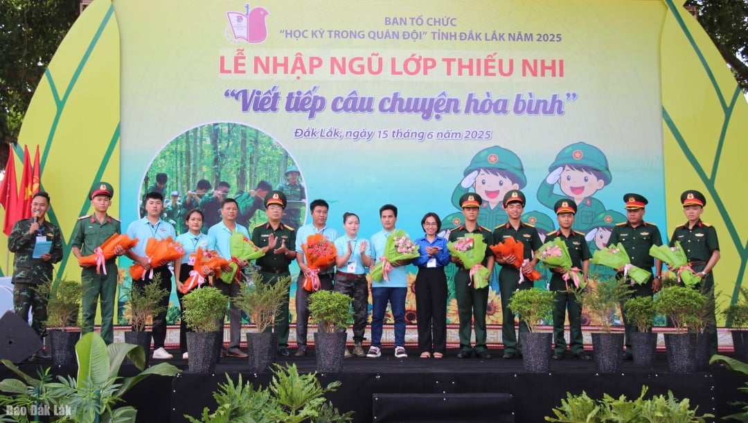 លេខា​សហភាព​យុវជន​ខេត្ត​លោក H Giang Nie បាន​បង្ហាញ​ទង់​នៃ​ការ​ចេញ​ដំណើរ​ទៅ​កាន់