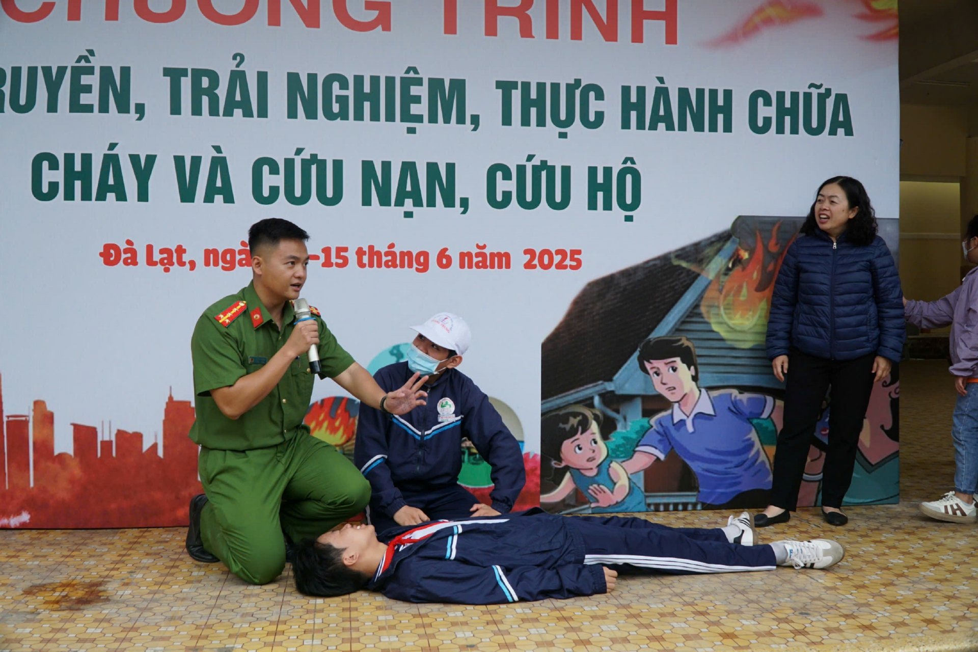 Lực lượng Cảnh sát PCCC và CNCH hướng dẫn kỹ thuật cứu người, giúp học sinh làm quen với tình huống nguy hiểm thực tế