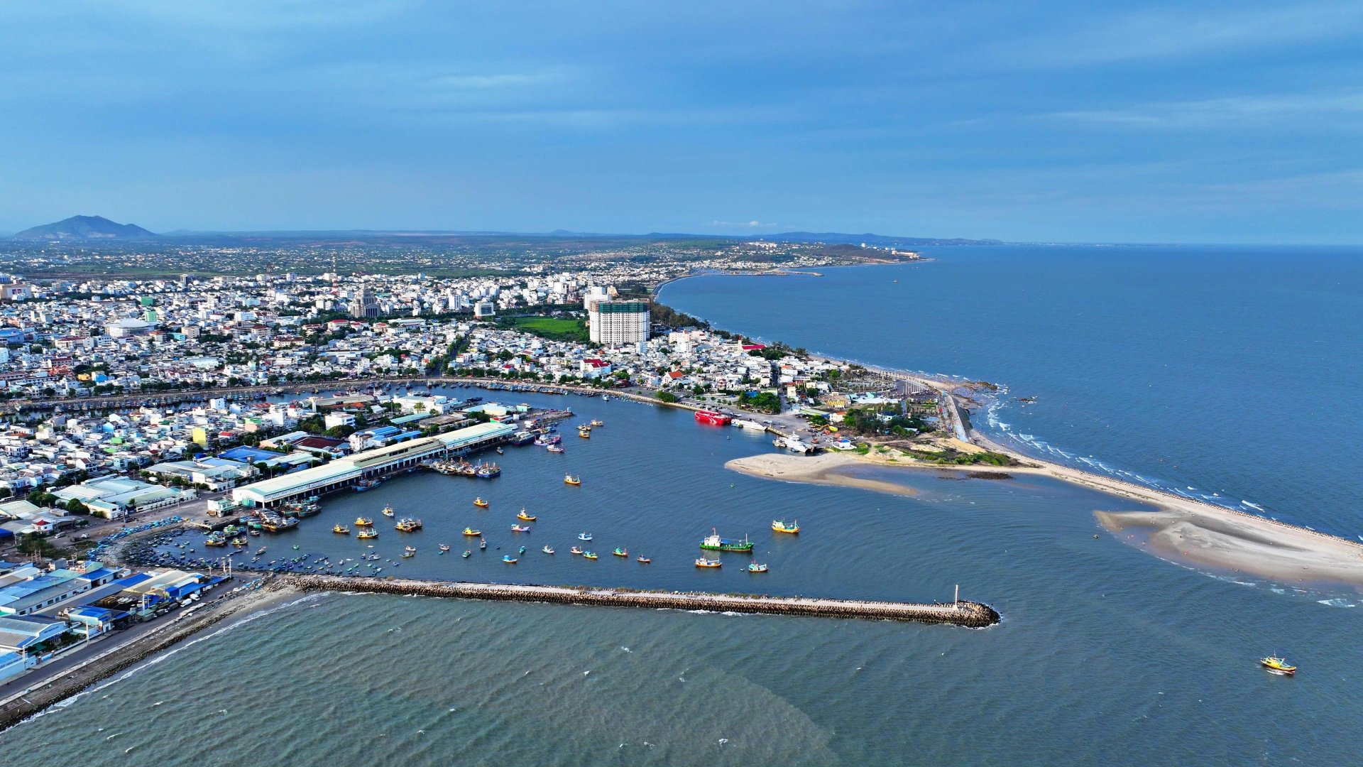 After the merger, Lam Dong province has a diverse transport infrastructure with sea routes, railways, airlines, highways... conveniently connecting with dynamic economic regions domestically and internationally.