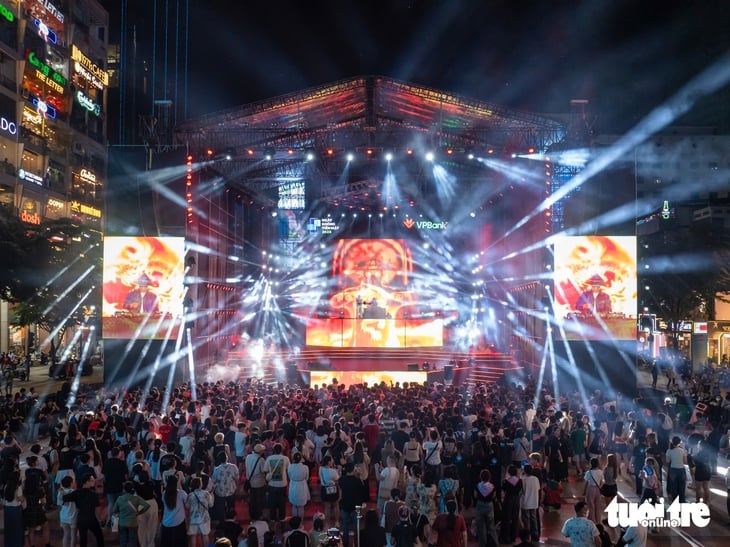 Hàng ngàn khán giả 'cháy' cùng E-Concert với các Anh trai, Em xinh say hi - Ảnh 1.