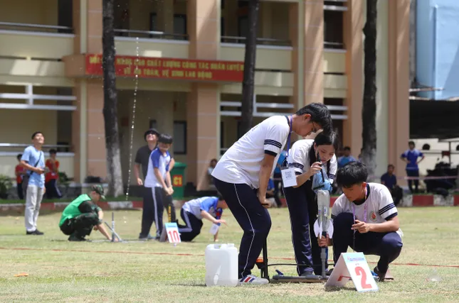 Xem học sinh TPHCM tranh tài 'khai hỏa' tên lửa nước ảnh 4