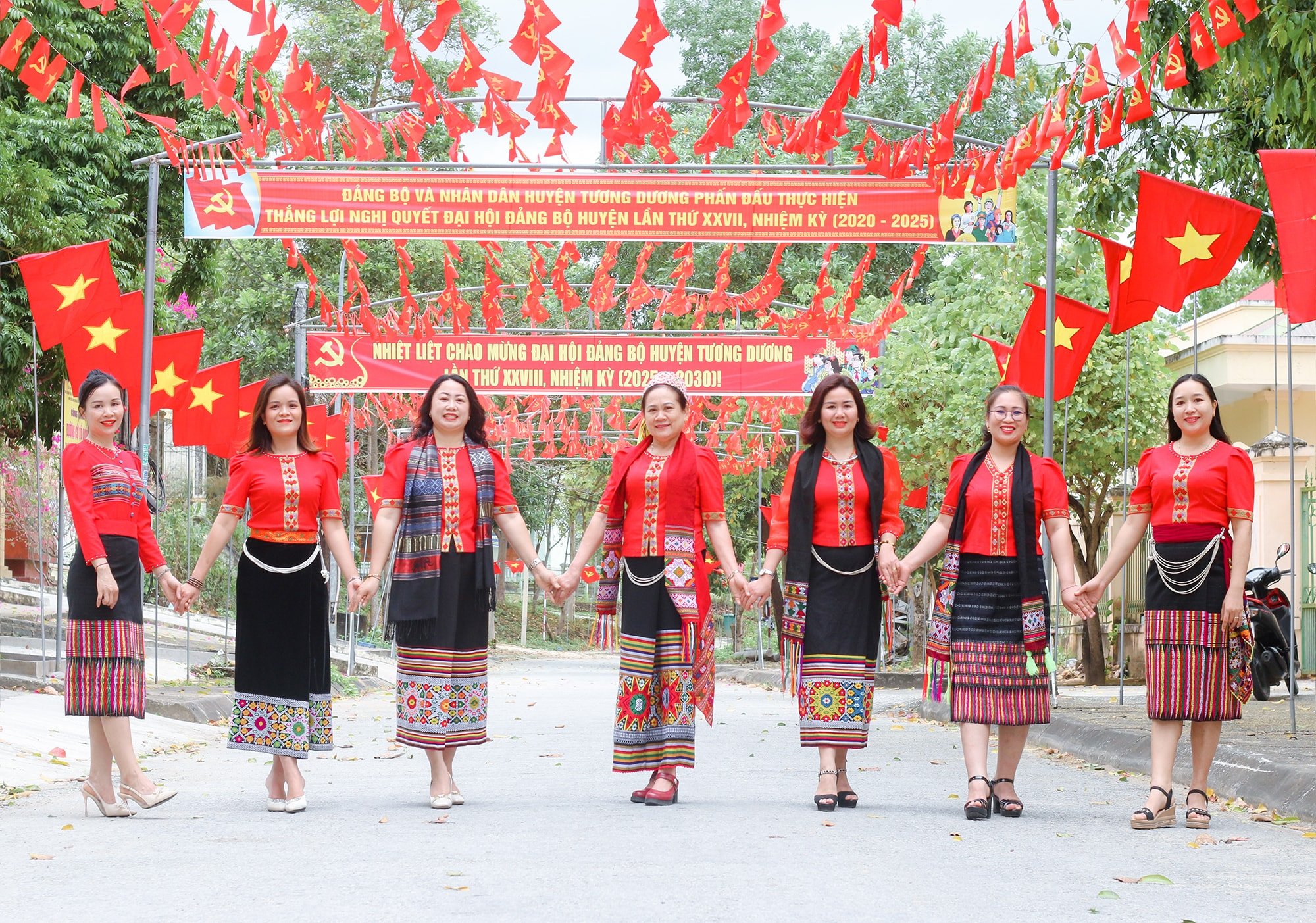5. សំលៀកបំពាក់ថៃជួយលើកតម្កើងសម្រស់វប្បធម៌ និងភាពទាក់ទាញរបស់នារីថៃ។ រូបថត៖ Dinh Tuan