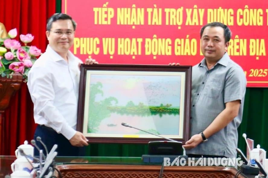 bi-thu-tinh-uy-trao-qua(1).jpg