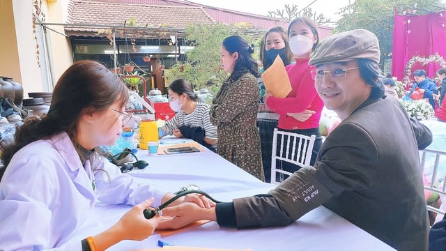 Ấm áp tình người cùng ‘Xuân hồng trên quê gốm’ - Ảnh 2.
