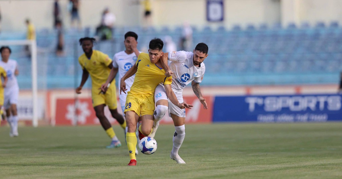 กว๋างนาม – นัมดินห์ (จบครึ่งแรก) 0-1 : ลี กง ฮวง อันห์ เปิดสกอร์