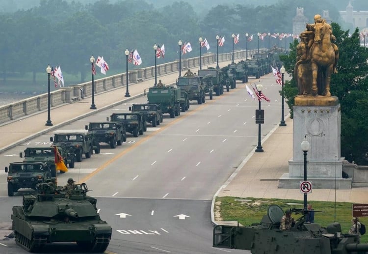 Đây là cuộc duyệt binh lớn nhất của quân đội Mỹ trong nhiều thập kỷ qua. Lần cuối cùng Mỹ tổ chức duyệt binh là vào năm 1991.