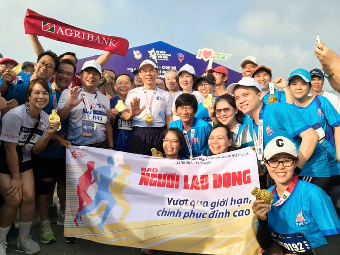 Gần 1.000 người làm báo tham gia giải chạy "Tự hào Thành phố tôi yêu" - Ảnh 5.