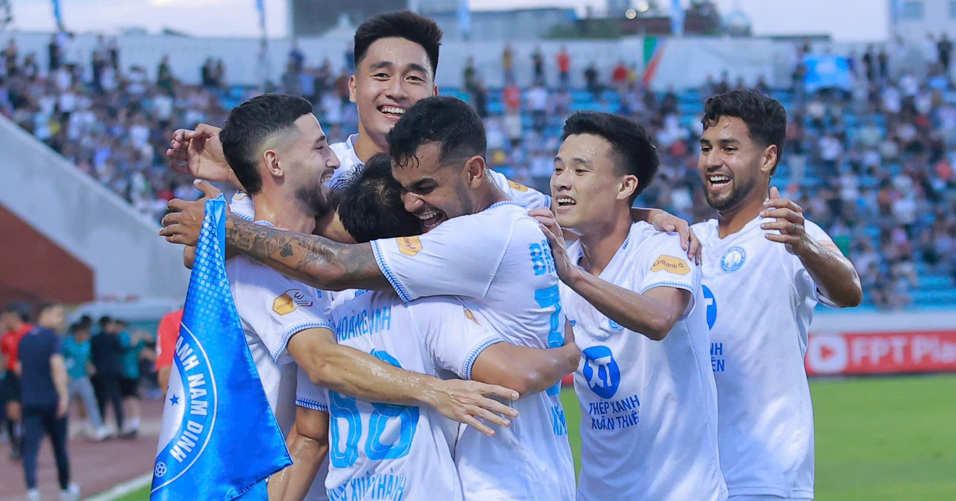 ជុំទី 25 V-League: រង់ចាំ Nam Dinh ដើម្បីលើកពាន សំបុត្រកាត់ចោលត្រូវបានគេហៅថា