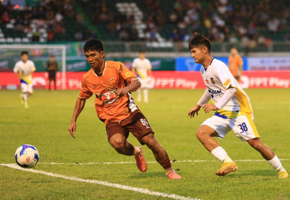 Comments on the match SLNA vs HAGL, 5:00 p.m. June 15: Nghe An rises up in the storm of relegation - photo 2