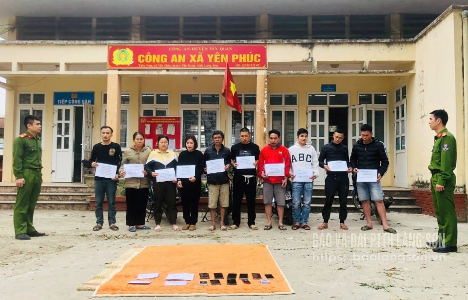 La police de la commune de Yen Phuc, district de Van Quan, a arrêté un groupe de joueurs.