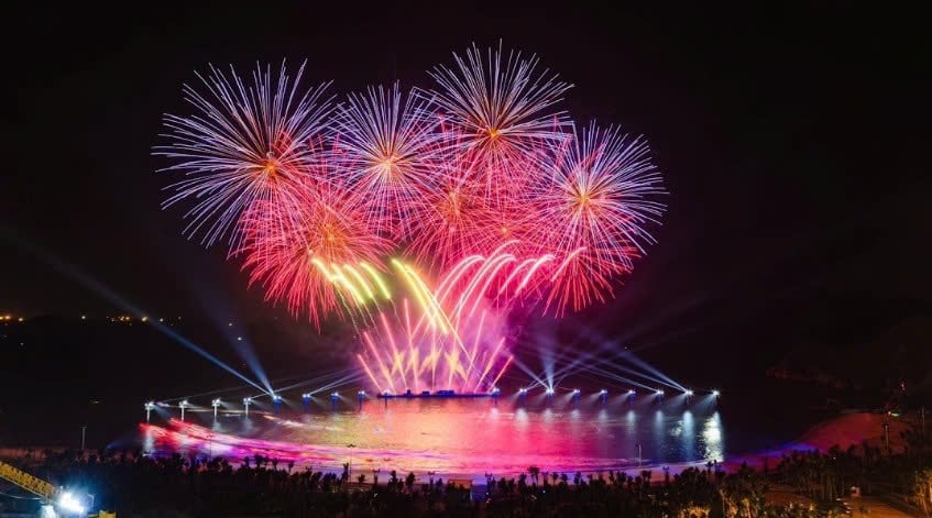 Série d'attractions touristiques avec feux d'artifice tout au long de l'été