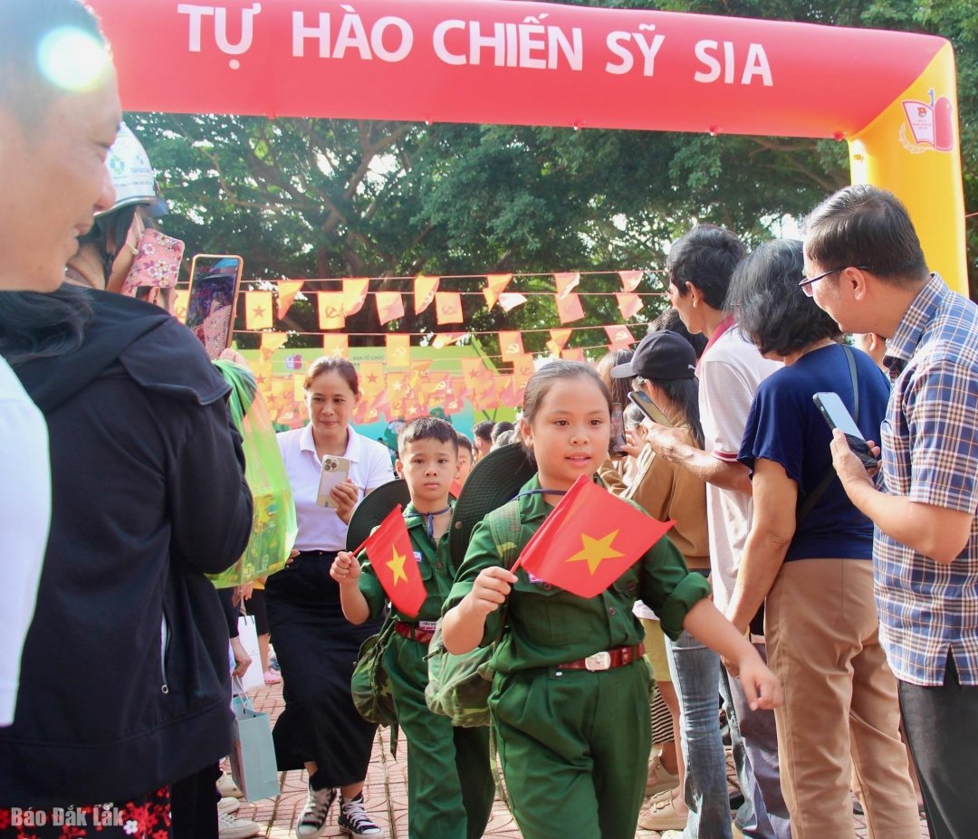 ទាហានវ័យក្មេងចាកចេញទៅបម្រើយោធា។