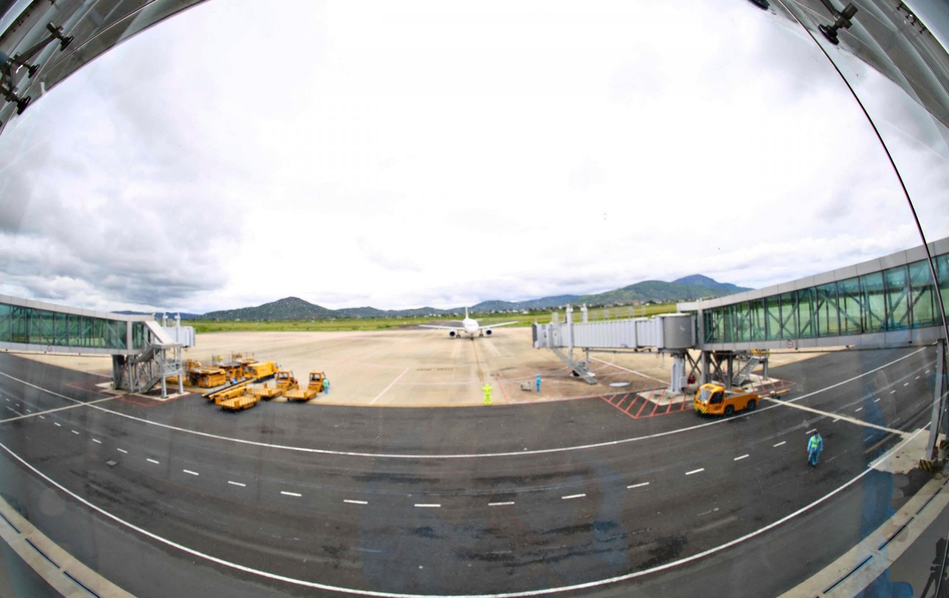 Lien Khuong Airport, Lam Dong Province will become the first international airport in the Central Highlands region in June 2024. Lien Khuong Airport is a 4E-class airport, capable of handling aircraft such as Airbus A320 and A321. The designed capacity is expected to accommodate about 5 million passengers per year.