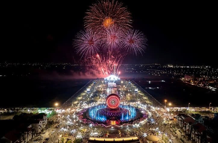 Série d'attractions touristiques avec feux d'artifice tout au long de l'été
