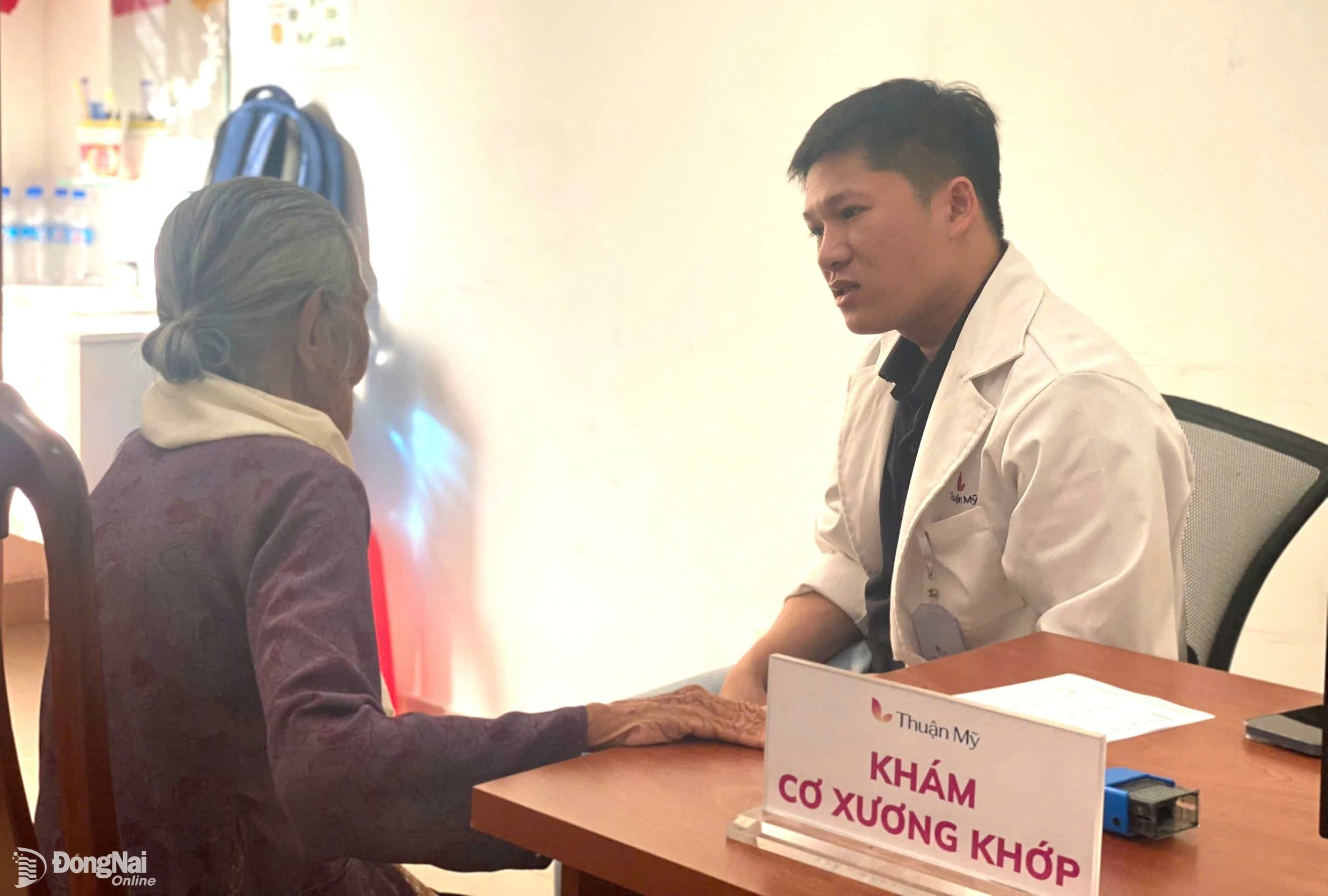 Người đứng đầu cơ quan chuyên môn về y tế thuộc UBND cấp tỉnh có thẩm quyền cho phép tổ chức hoạt động khám bệnh nhân đạo theo đợt, lưu động. Trong ảnh: Bệnh viện Thuận Mỹ ITO Đồng Nai khám bệnh từ thiện cho người dân có hoàn cảnh khó khăn trên địa bàn tỉnh. Ảnh: N.D