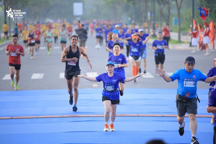 Gần 1.000 người làm báo tham gia giải chạy "Tự hào Thành phố tôi yêu" - Ảnh 2.
